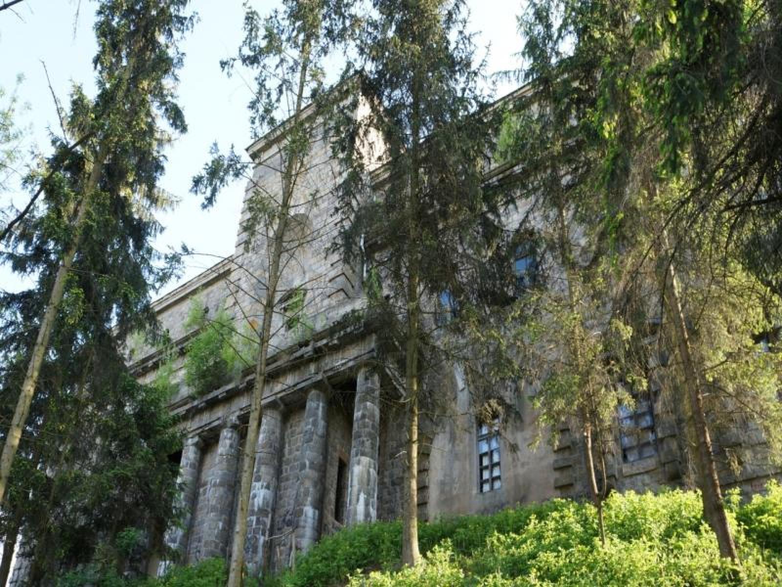 Палац графа Ксідо - ніжна класика за кам'яною стіною